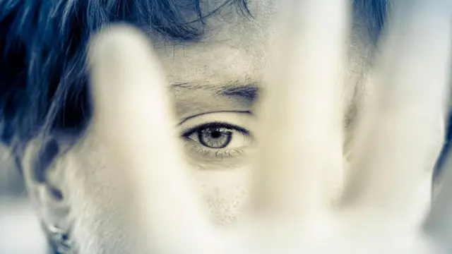 Дівчина з рукою