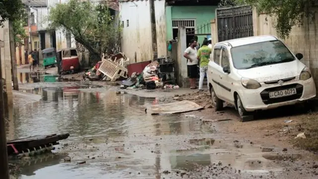 இலங்கை: இன்றிரவு கடும்மழை பெய்யக்கூடும் - மண்சரிவு சிவப்பு எச்சரிக்கை விடுப்பு
