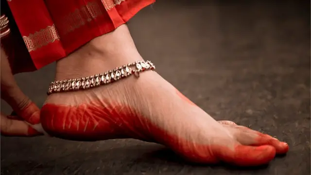 কলাক্ষেত্রে তরুণ নৃত্যশিল্পীরা নিপীড়নের শিকার হয়েছেন বলে দাবি করা হয়।