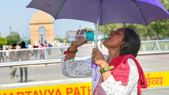 నీళ్లు తాగుతున్న మహిళ