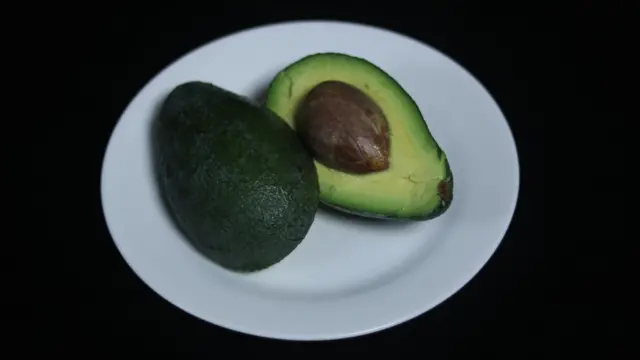 ۱۰۰ کالوري د متوسطې اندازې اووکاډو له نیمايي برخې څه کمې برخې سره برابر دي.