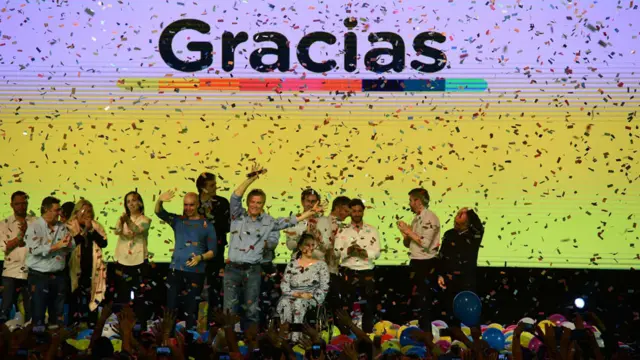 El presidente Macri y referentes del gobierno celebran la victoria en los principales distritos del país, en las recientes elecciones legislativas de octubre.
