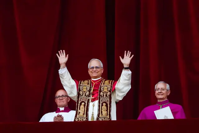 Robert Prevost, o papa Leão 14, acena para o público após eleição