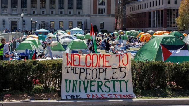 طلاب مؤيدون للفلسطينيين يواصلون التخييم في حرم جامعة كولومبيا في الولايات المتحدة.