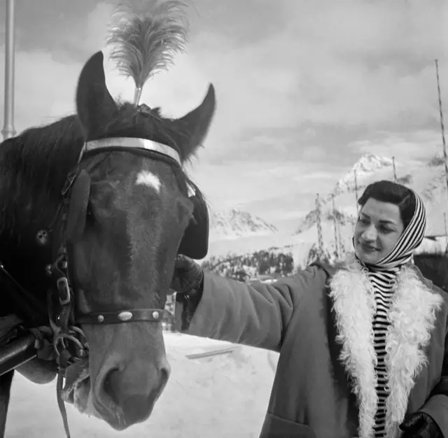 অনেক ইতিহাসবিদের মতে শাহ রেজা পাহলাভির যমজ বোন আশরাফ পাহলাভি তার ভাইয়ের চেয়ে যোগ্য ও সফল শাসক হতে পারতেন