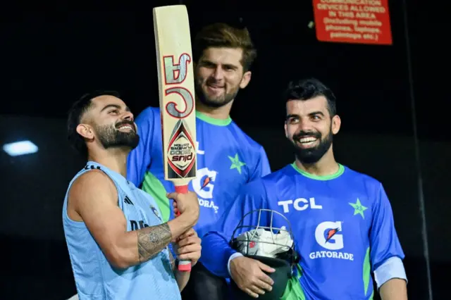 ایشیا کپ میں میچ سے قبل کوہلی کی پاکستانی کرکٹرز سے خوشگوار ملاقات