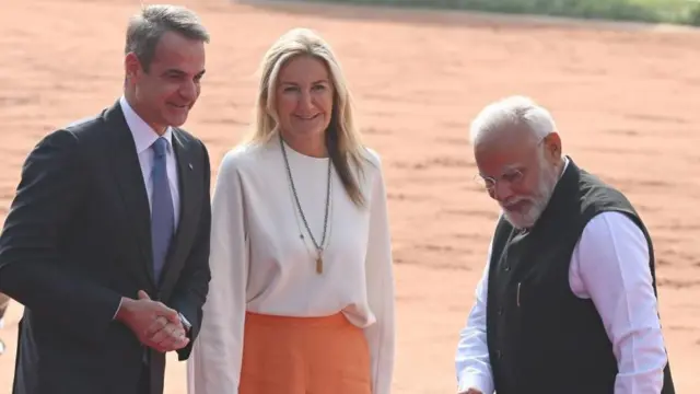 ग्रीस के पीएम किरियाकोस मित्सोटाकिस और उनकी पत्नी का स्वागत करते हुए पीएम मोदी