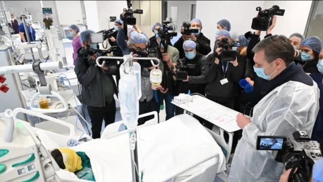 vučić na odeljenju intenzivne nege, Vučić na odeljenju intenzivne nege Kliničko-bolničkog centra Srbije u Beogradu, gde je 17. marta 2025. posetio jednog od povređenih u požaru u Kočanima, u Severnoj Makedoniji