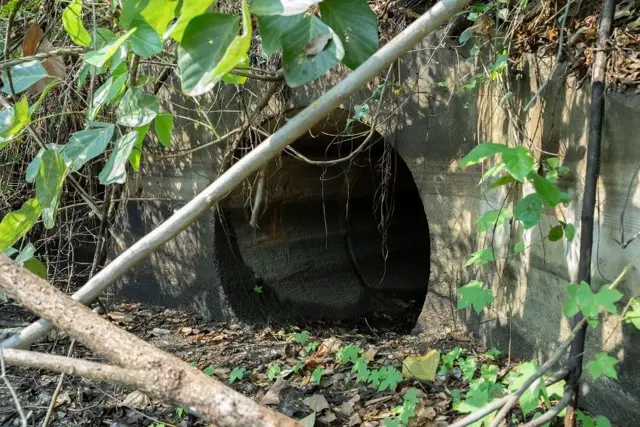 ท่อน้ำใต้ถนนสายเอเชีย ลำรางสาธารณะที่ใกล้กับบ่อพักน้ำของโรงถลุงแร่