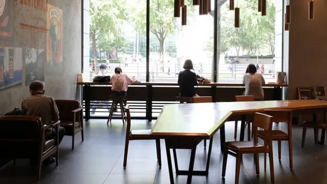 14일부터 매장 내 음식 및 음료 섭취가 가능하다