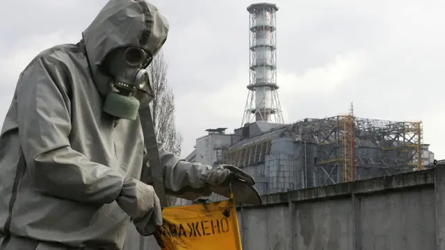 Trabajador frente a la planta de Chernóbil en 2006.