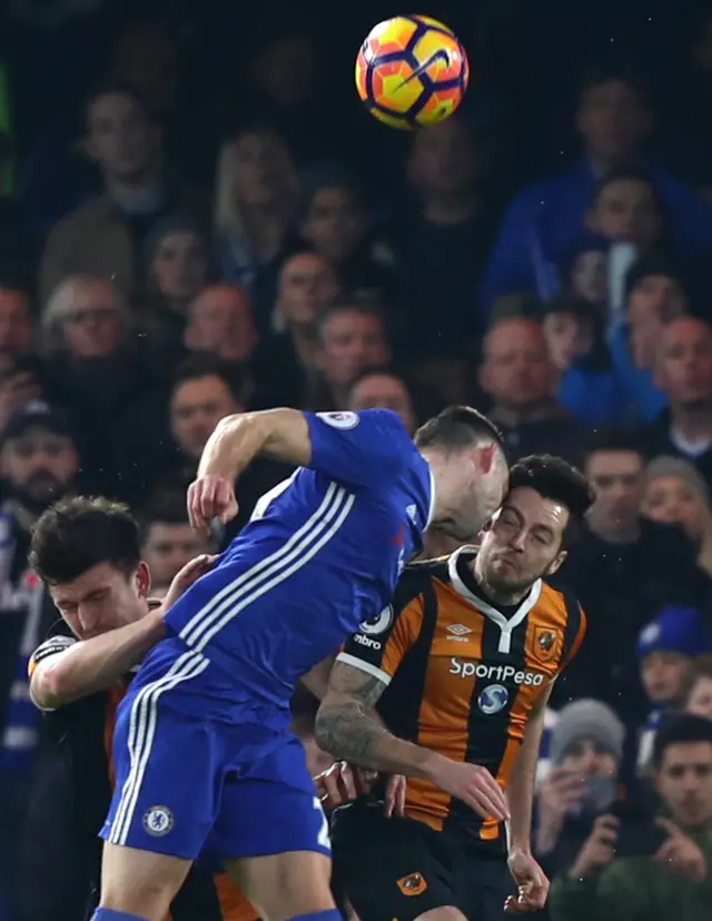 Cahill impacta con Mason.