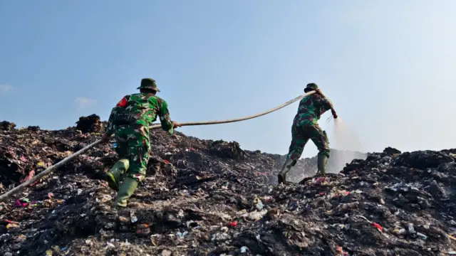 TPA Jatiwaringin, Banten, kebakaran, lingkungan