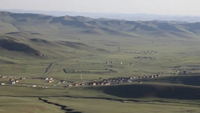 Хентий аймагы. Улан-Батордон 180-200 км алыста жайгашкан. Бул жердегилер мал кармашып, жылкы багат. Бардык эле көчмөн элдери сыяктуу эле кымыз, айран, сүт жасашат.