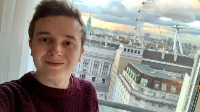 올리는 클럽처럼 여러 사람과 어울려야 하는 장소가 불편하다고 말한다