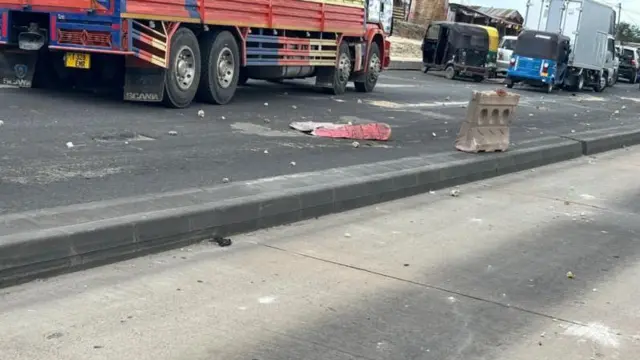 "Tumezuiliwa hapa siku nzima; hatuwezi kupata kibali cha kusafirisha kwa sababu mfumo umezimwa. Parachichi zetu zinakoromoka, hakuna atakayenunua," alisema dereva mmoja upande wa Kenya.