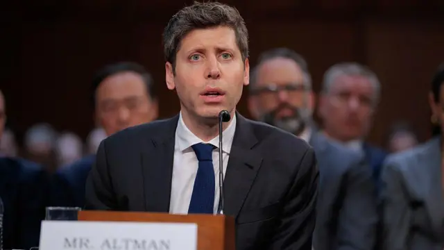 سام ألتمان أثناء الإدلاء بشهادته في جلسة استماع لمجلس الشيوخ بالكونغرس الأمريكي في مايو/أيار الماضي