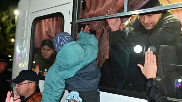 Người thân chia tay những người lính dự bị lên đường nhập ngũ ở vùng Omsk, Nga