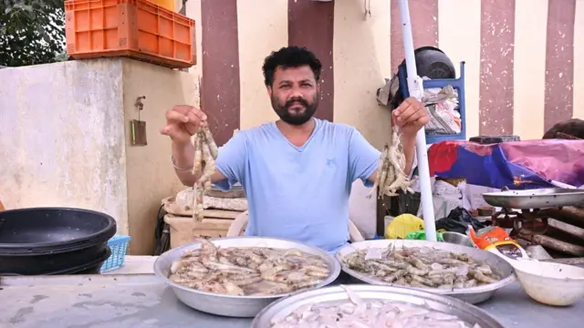 చేపల మార్కెట్‌లో రొయ్యల విక్రయదారు ప్రకాష్‌