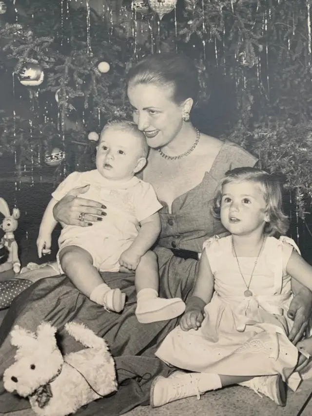 Mercedes junto a un bebé y una niña pequeña.