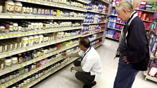 Estantes con medicamentos a la venta en una farmacia de EE.UU.