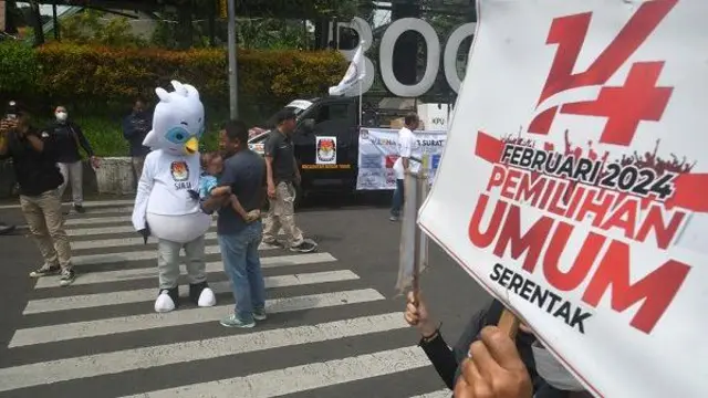Sejumlah anggota Panitia Pemilihan Kecamatan (PPK) Bogor Timur melakukan sosialisasi Pemilu 2024 di depan Terminal Baranangsiang, Kota Bogor, Jawa Barat, Selasa (7/11/2023).