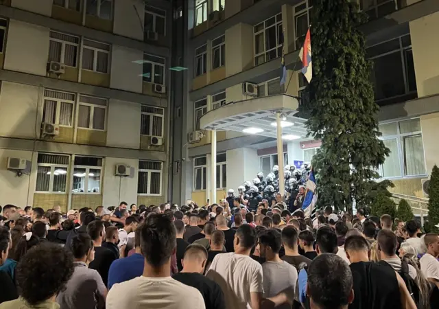 Протест испред полицијске станице у Ужицу