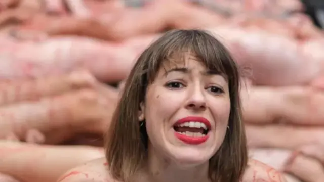 પશુઓના અધિકાર માટે કામ કરનારા ઘણા લાંબા સમયથી નગ્ન પ્રદર્શનનું હથિયાર અજમાવી રહ્યા છે