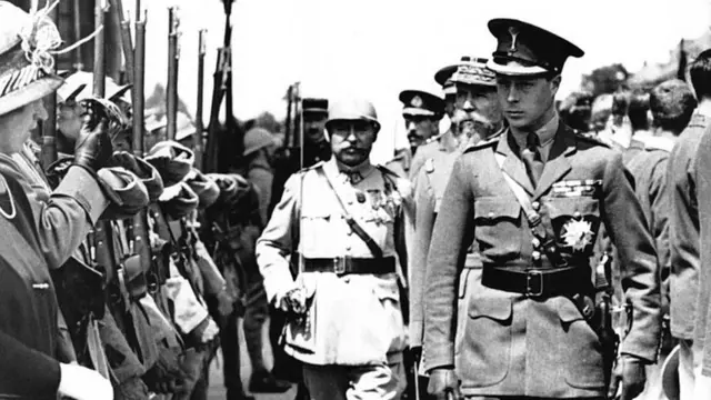 Герцог Виндзорский в военной форме перед французскими войсками