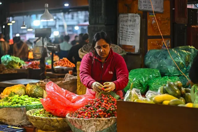 कालीमाटीस्थित तरकारी बजारमा खोर्सानीसहित अन्य तरकारी बेच्न बसेकी एक व्यापारी