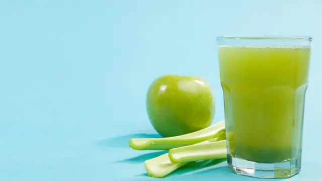 Manzana y jugo de manzana.