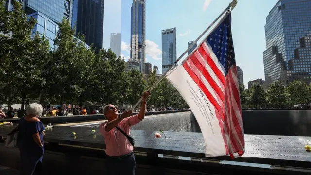 New Yorkdakı 9/11 abidəsi yaxınlığında ABŞ bayrağını dalğalandıran şəxs