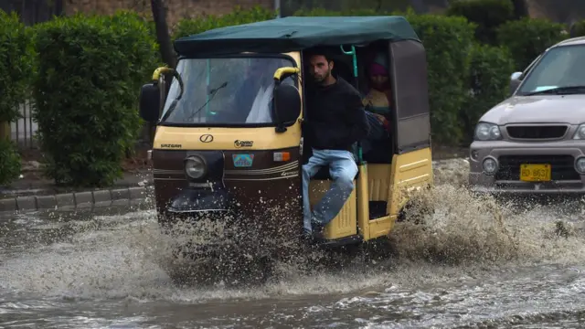 کراچی میں بارشیں، فائل فوٹو