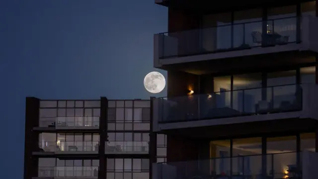 Luna tras edificio