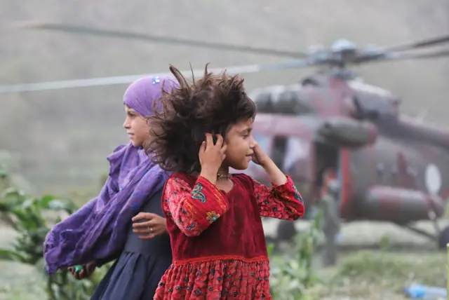 Afg'on qizchalar vertolyot yonida