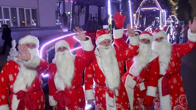 Мужчины в костюмах Деда Мороза