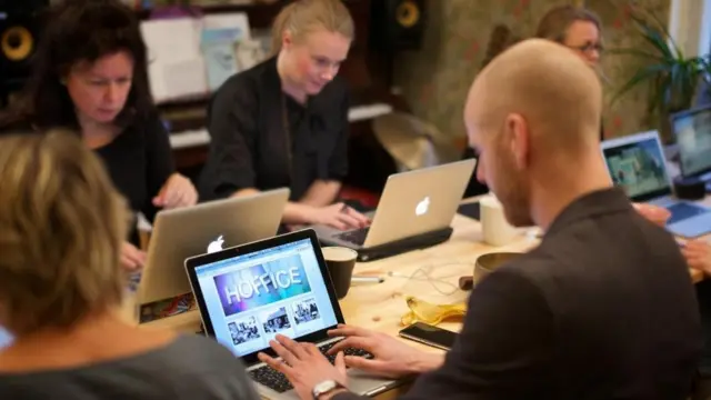 Christofer Franzen, cofundador de "Hoffice", trabajando en el sitio web de la compañía