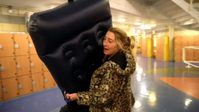 امرأة في مركز ايواء