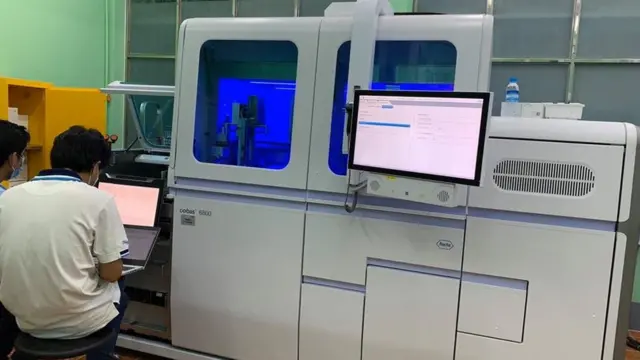 ရှစ်နာရီတစ်ကြိမ်မှာ ဓာတ်ခွဲနမူနာ ၃၈၄ ခုကို စမ်းသပ်နိုင်တဲ့ ဒီစက်ကို ဒီနေ့ ဧပြီ ၂၇ ရက်မှာ အပြီးတပ်ဆင်မှာပါ။