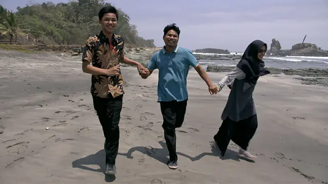 బీచ్లో పరుగు తీస్తున్న ఇవాన్ కుటుంబం