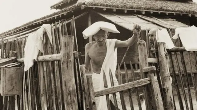 సేవాగ్రాం ఆశ్రమంలో మహాత్మా గాంధీ