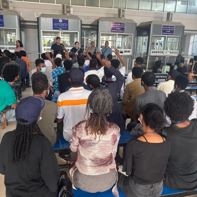 ተመለሽ ኢትዮጵያውያን ታይላንድ ከደረሱ በኋላ ገለጻ ሲደረግላቸው