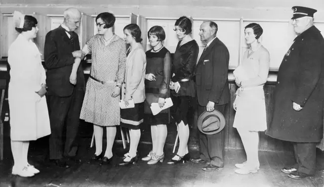 Una fila de personas buscan vacunarse en Middleboro, Massachussetts, en 1929.