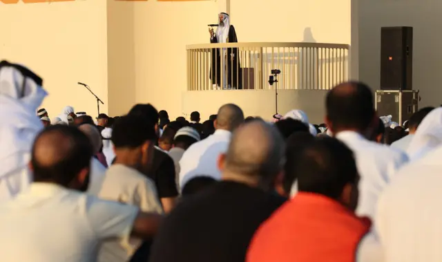 الشيخ خالد إسماعيل (أعلى) يؤم صلاة عيد الفطر في مصلى العيد بالبرشاء في دبي، الإمارات العربية المتحدة