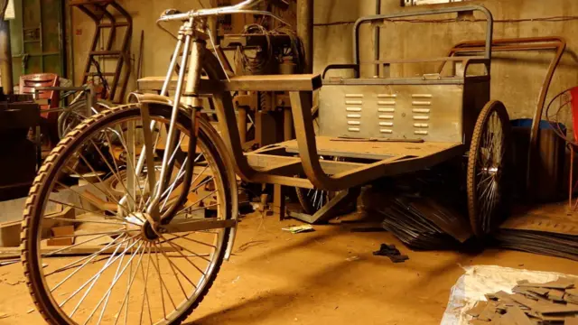 ওয়ার্কশপে তৈরি হচ্ছে অটোরিকশা