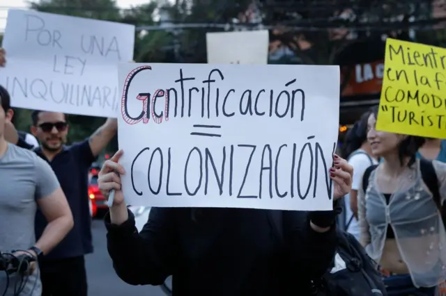 Pancarta protestando contra la gentrificación en CDMX en 2022.