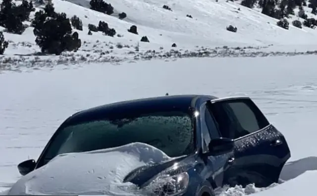 Carro atolado na neve