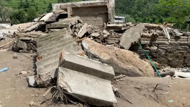 د ځایي خلکو په وینا، د اوبو ناڅاپه څپه راغله چې 'لوی ډبرې یې له ځان سره راوړې'