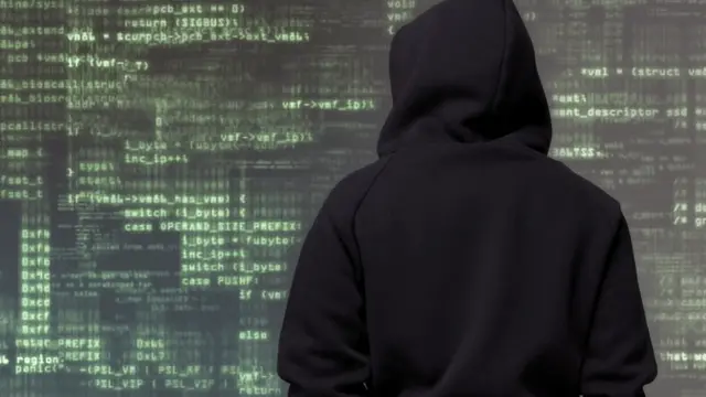 Человек в толстовке