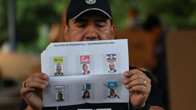 Hombre muestra papeleta de elecciones de El Salvador